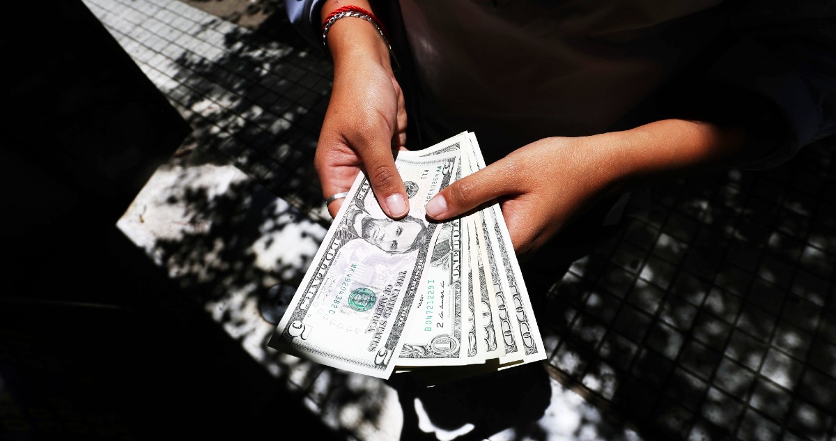 La semana parte con el dólar rondando los $915 y el cobre cae pese a los incentivos en China