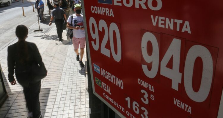 Dólar trepa y se acerca a los $920 instigado por los malos datos de China más temores a la recesión