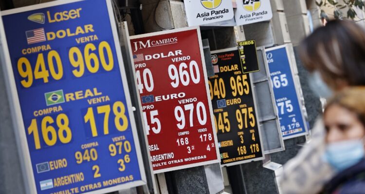 Dólar parte semana sobre $950: previa a Plebiscito y datos macroeconómicos presionan a baja al peso