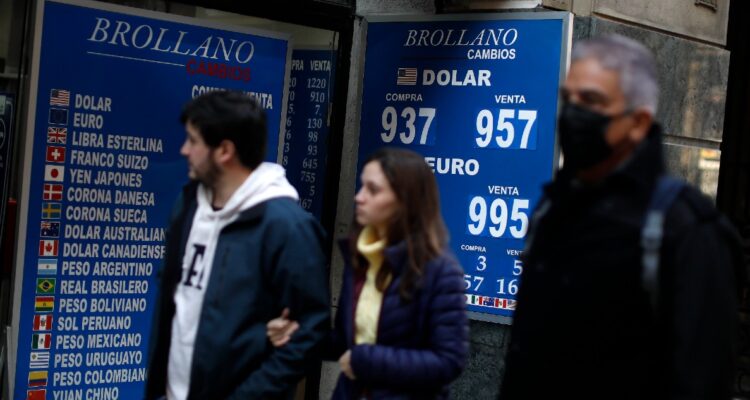 El peso chileno se sigue debilitando y el dólar está a un paso de encaminarse nuevamente hacia $950