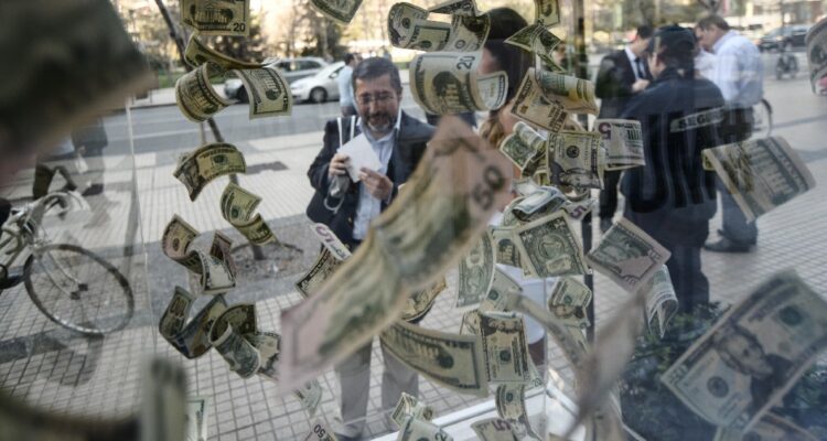 Dólar cae $15 pero alertan retornos al alza a medida que se acerque el Plebiscito
