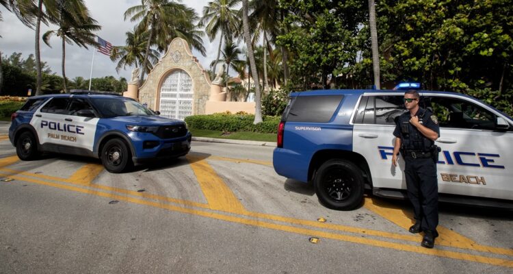 Policías fuera de la mansión de Trump en Florida.