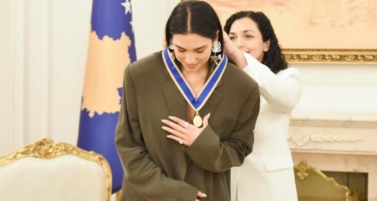 Dua Lipa es nombrada Embajadora de Honor de Kosovo: “Es una inspiración para las niñas del mundo”
