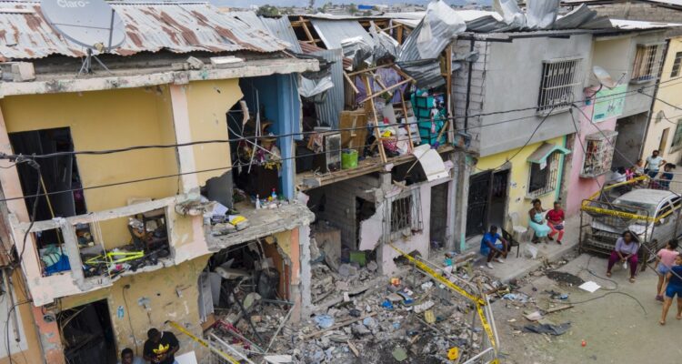 Vista aérea de los daños causados por un atentado explosivo en el barrio Cristo del Consuelo, en Guayaqui