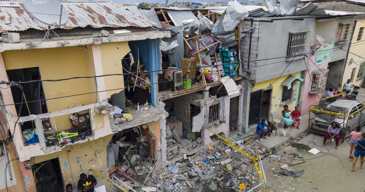 Vista aérea de los daños causados por un atentado explosivo en el barrio Cristo del Consuelo, en Guayaqui