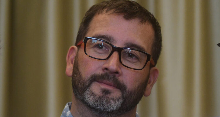 El periodista Eduardo Fuentes mirando hacia un costado. El comunicador tendrá su propio late en TVN tras su salida de La Red.