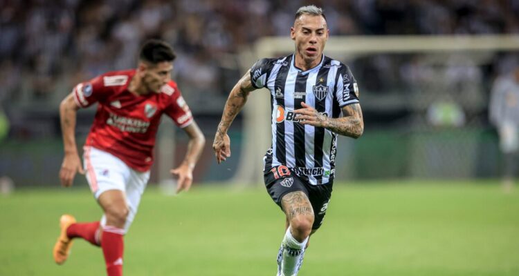 Eduardo Vargas jugando por Atlético Mineiro.