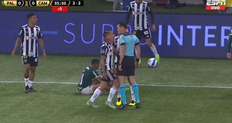 Eduardo Vargas fue expulsado torpemente en duelo clave de Libertadores.