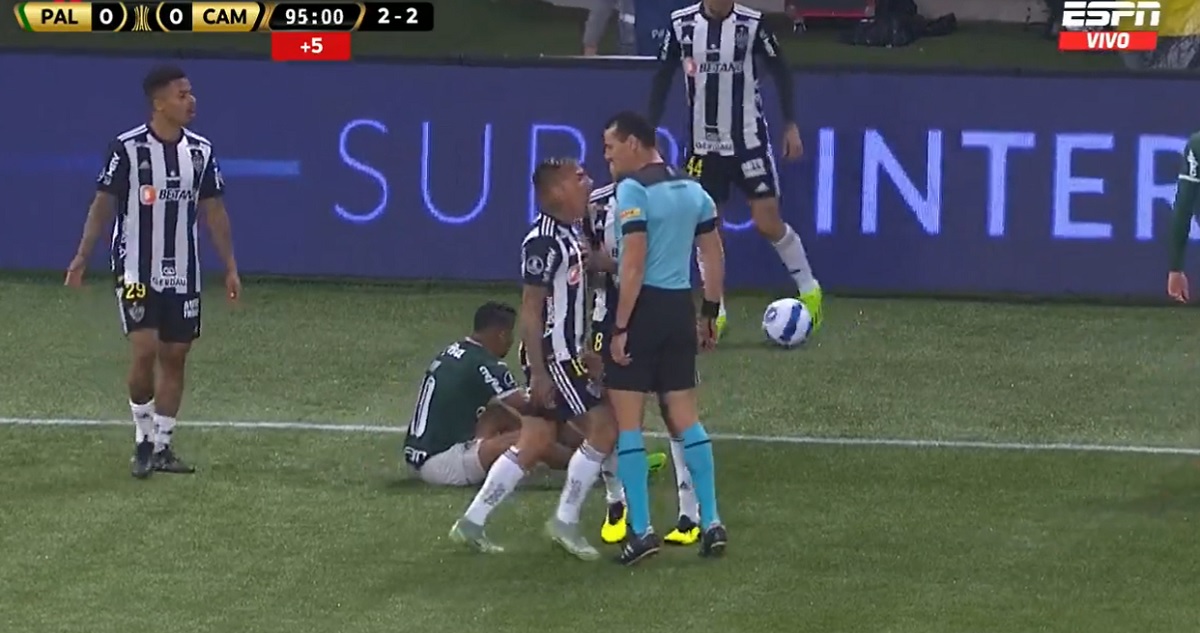 Eduardo Vargas fue expulsado torpemente en duelo clave de Libertadores.
