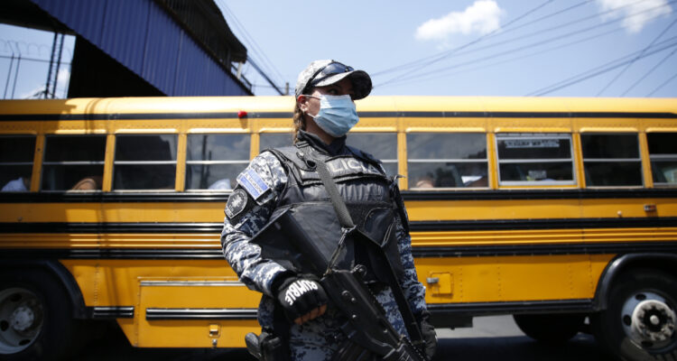 El Salvador informe revela la muerte de casi 60 detenidos bajo el régimen de excepción de Bukele