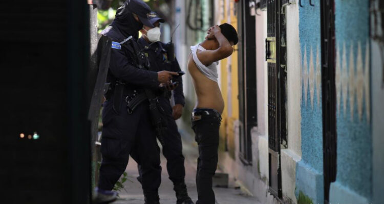 El Salvador policía ha detenido a 50.000 pandilleros en guerra contra la delincuencia