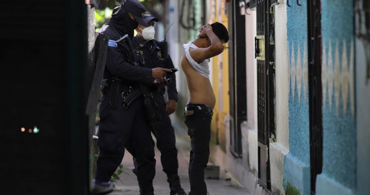 El Salvador policía ha detenido a 50.000 pandilleros en guerra contra la delincuencia