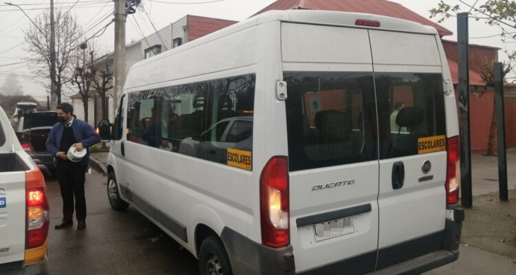 Ladrones encañonaron a tía de furgón escolar en Puente Alto: hasta robaron bolso de niña de 10 años