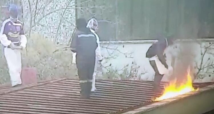 Graban a encapuchados prendiéndole fuego a techo del Instituto Nacional