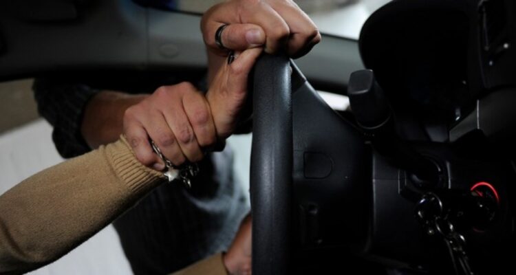 Mujer sufre encerrona camino al Aeropuerto de Santiago: también le robaron sus aros a la fuerza