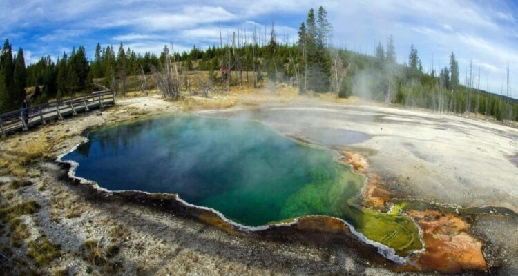 Encuentran restos humanos flotando en aguas termales del parque Yellowstone de EEUU