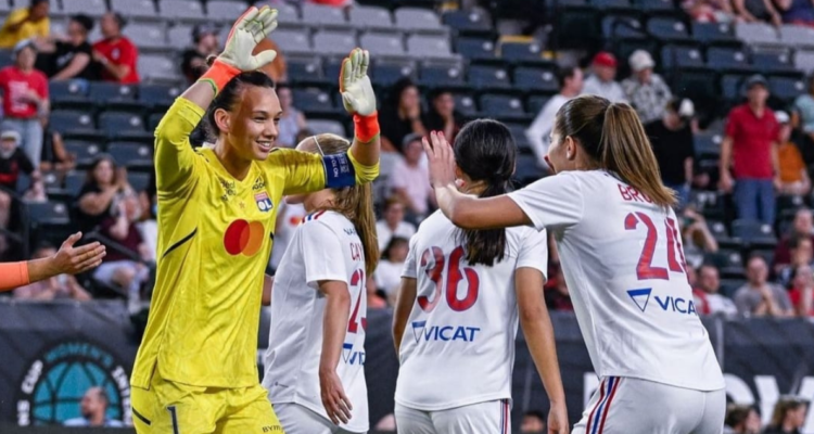 Tiane Endler se alza con un nuevo trofeo en el inicio de la temporada.