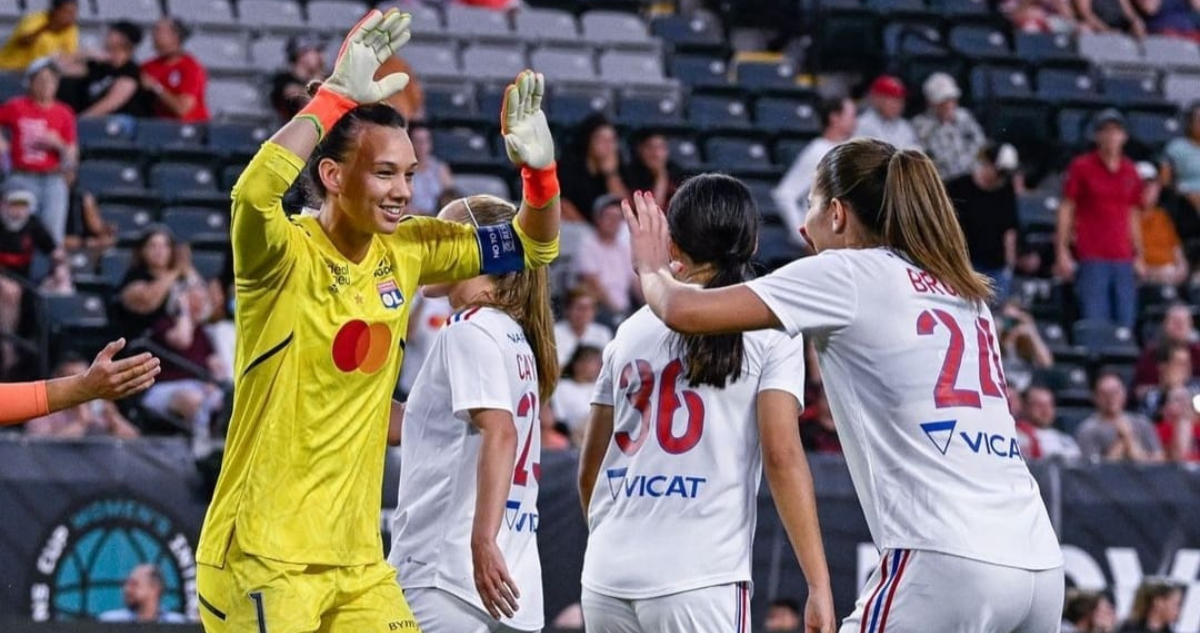 Tiane Endler se alza con un nuevo trofeo en el inicio de la temporada.