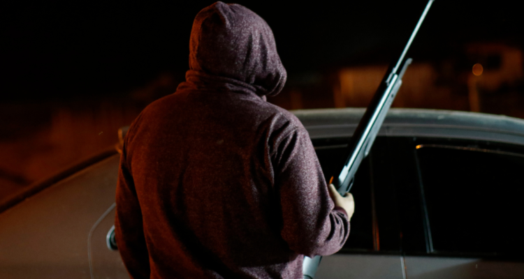 hombre amenazar mujer escopeta