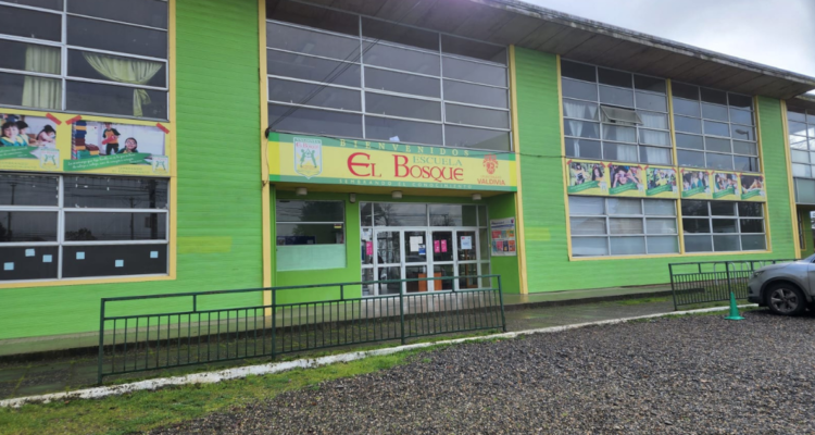 Casi 500 alumnos de escuela en Valdivia quedaron sin clases por falta de calefacción en el recinto.