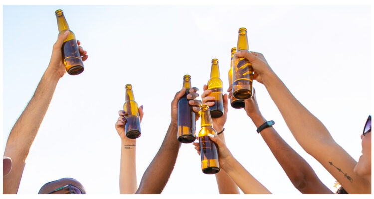 JOVENES CONSUMIENDO CERVEZA