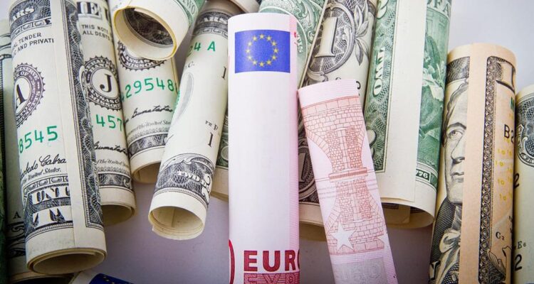 El euro se deprecia y se acerca a la paridad con el dólar