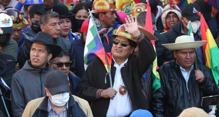 El expresidente boliviano Evo Morales saluda hoy a sus simpatizantes durante en una marcha convocada por organizaciones indígenas, campesinas y obreras afines al oficialismo.