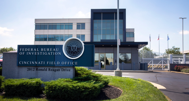 Hombre armado intenta entrar a sede del FBI en Cincinnati: disparó y se dio a la fuga