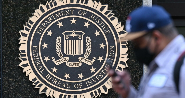 El sello de la Oficina Federal de Investigación en la sede de la oficina, el edificio J. Edgar Hoover del FBI, en Washington.