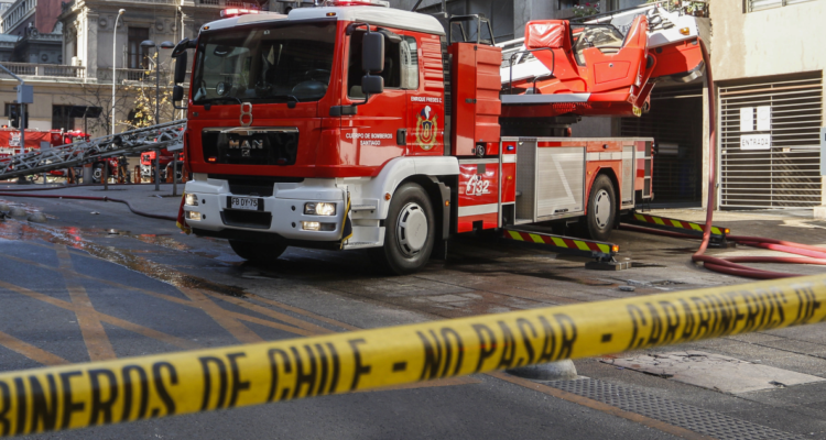 Bomberos en emergencia por incendio.
