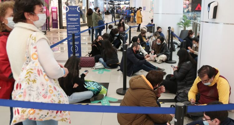 Capitalinos realizan largas filas ante inauguración de la primera tienda Ikea en Chile
