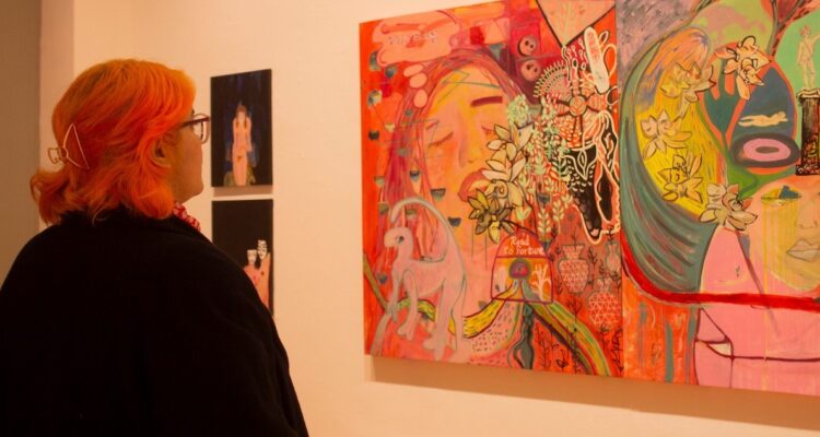 fotografia de mujer en muestra