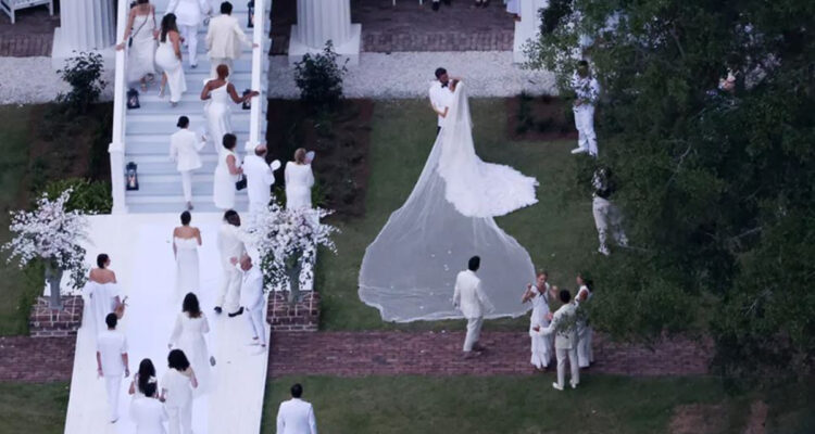 Jennifer Lopez y Ben Affleck besándose en su boda.