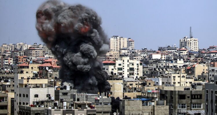 El humo se eleva tras un ataque aéreo israelí en la ciudad de Gaza, este sábado