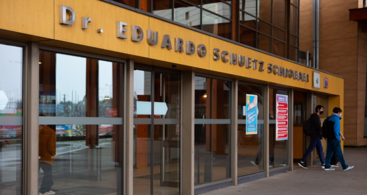 Funcionarios del hospital de Puerto Montt se movilizan: exigen mejorar atención y sistema laboral