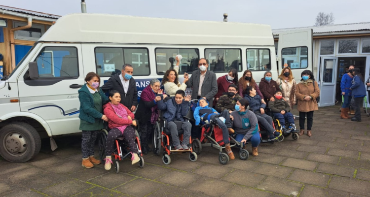 Entregan furgón para escuela especial de Osorno