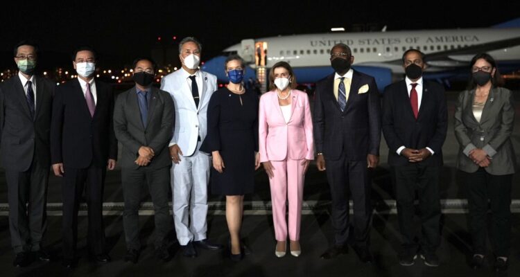 Nancy Pelosi y su delegación en Taiwán.