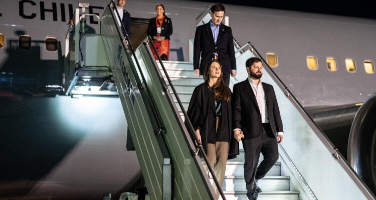 Gabriel Boric llega a Colombia para investidura presidencial del izquierdista Gustavo Petro