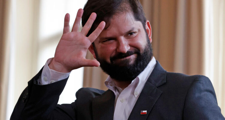 Gabriel Boric dice estar disponible a conversar la idea de una moneda única para América Latina