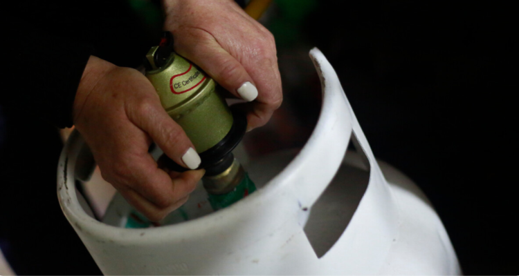 Firman convenio para vender gas con descuento en Temuco