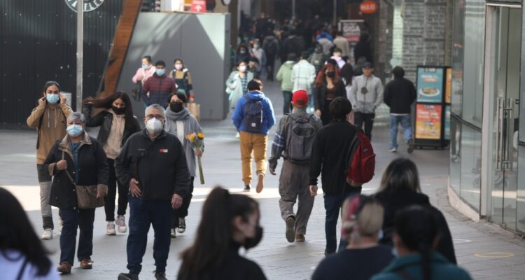 Menos gasto en bienes y socialización: Análisis detalla ajustes de chilenos si persiste la inflación