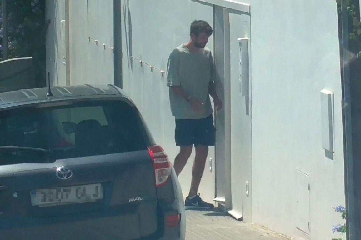 El futbolista Gerard Piqué fuera de la casa de Shakira esperando a sus hijos.