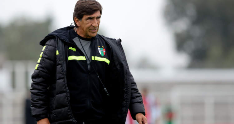 Bolivia busca enardecidamente la contratación de DT argentino que dirige en el fútbol chileno.