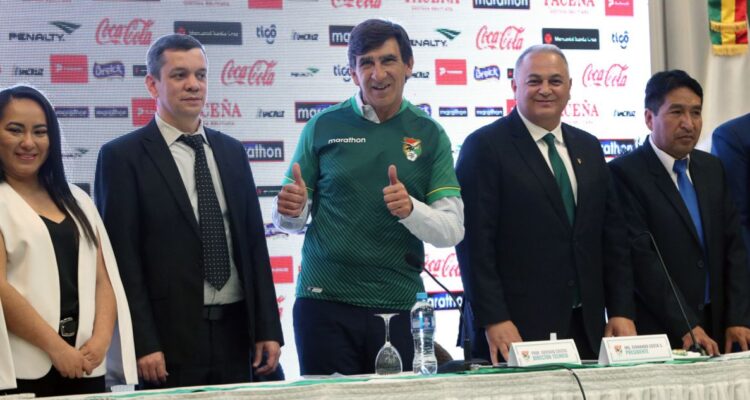 Gustavo Costas fue presentando en Bolivia.