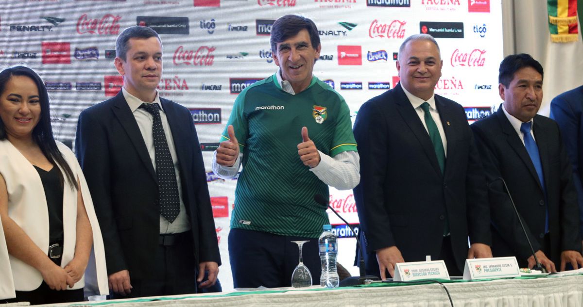 Gustavo Costas fue presentando en Bolivia.