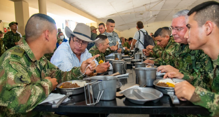 El presidente de Colombia, Gustavo Petro, come y habla con soldados en la base del ejército en Apiay.
