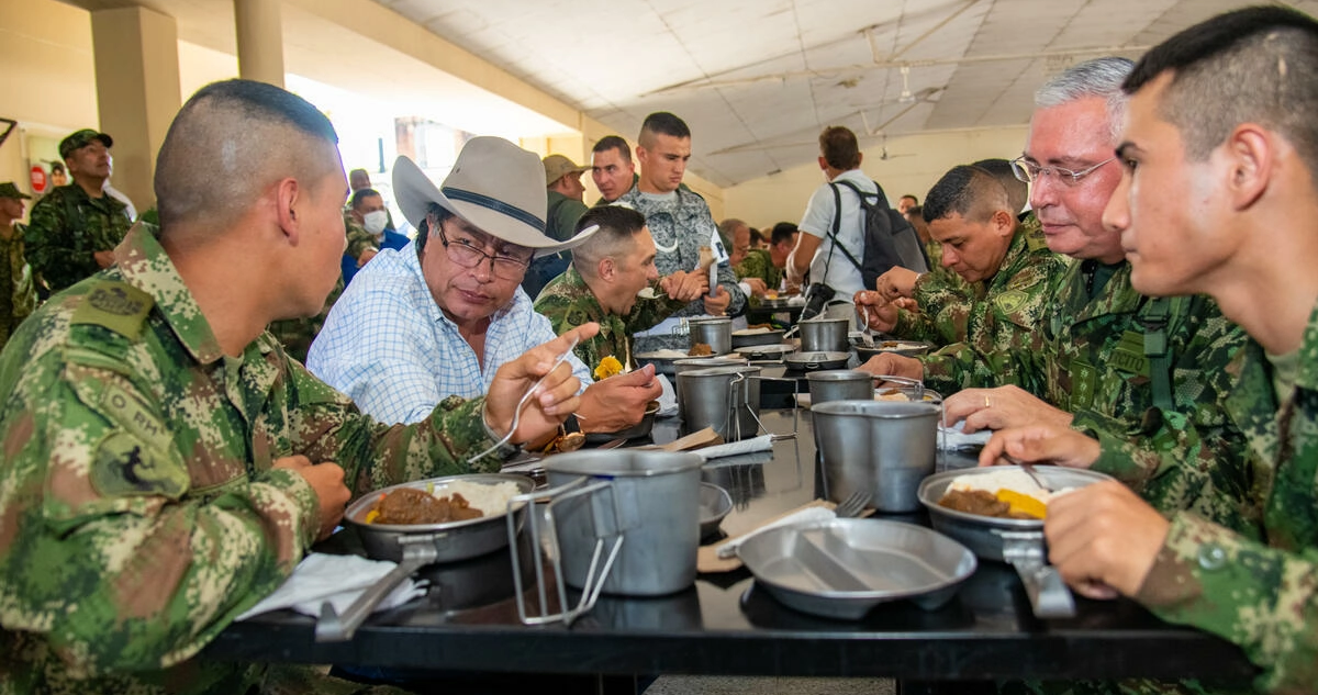 El presidente de Colombia, Gustavo Petro, come y habla con soldados en la base del ejército en Apiay.