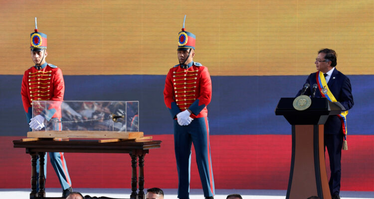 El presidente de Colombia, Gustavo Petro, con la espada de Bolívar en una urna a la derecha, pronuncia su discurso de investidura.