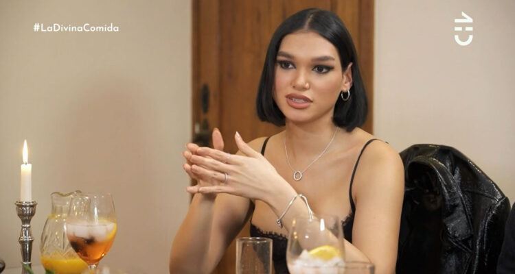 La modelo y diseñadora Helénia Milán hablando en el programa La Divina Comida.