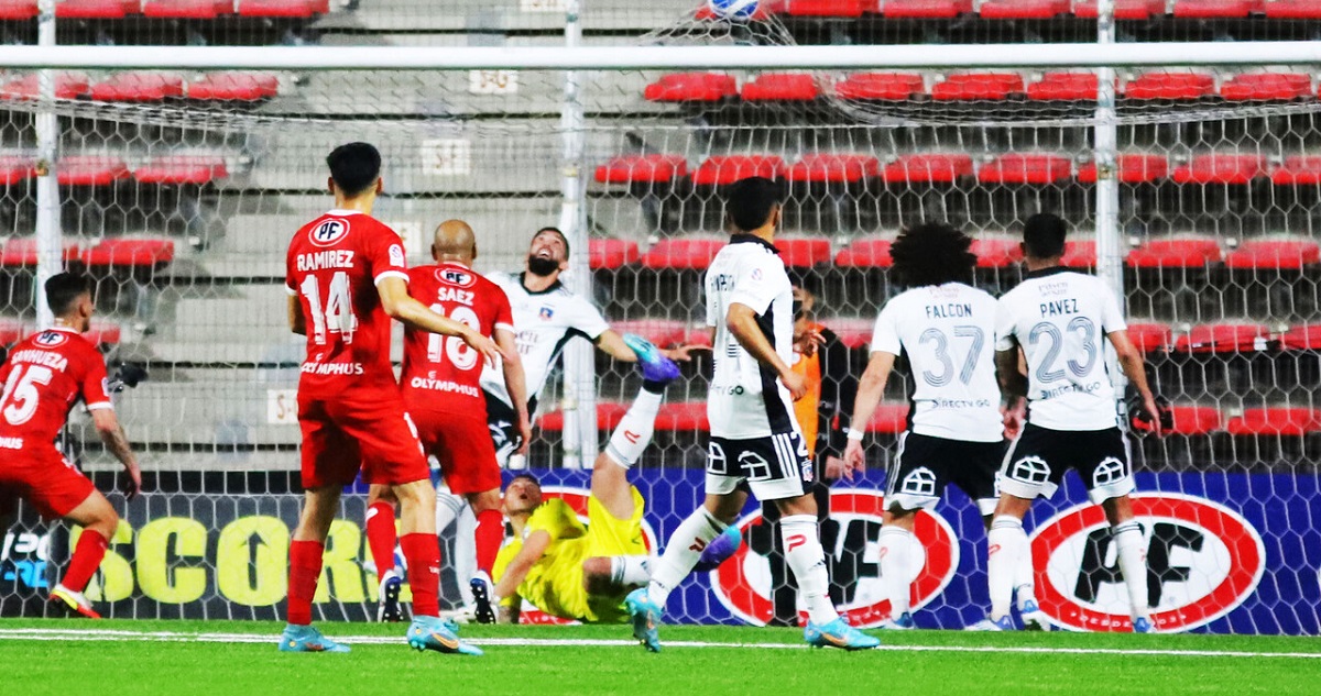 HInchas de Colo Colo criticaron a Cortés tras caída con La Calera
